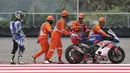 Sejumlah Marshall membantu pembalap Tim VFT Racing Federico Caricasulo setelah mengalami masalah mesin saat latihan bebas World Superbike di Sirkuit Internasional Mandalika, Lombok. (AP Photo/Achmad Ibrahim)