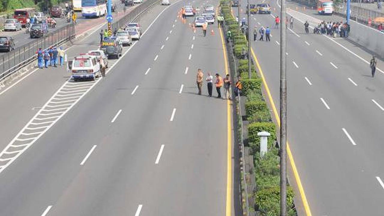 Tol dalam kota diblokir dua arah!