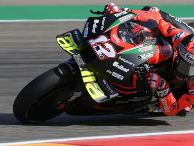 Maverick Vinales menjadi satu-satunya pembalap yang berpindah tim di pertengahan musim ini. Kepindahan Vinales di Aprilia dijadwalkan pada musim 2022, namun kontraknya berakhir lebih cepat akibat beberapa hal, salah satunya konflik internal. (Foto: AFP/Lluis Gene)