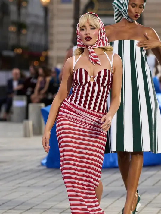 <p>Sabrina Carpenter, penyanyi dari lagu popular "Espresso" baru saja debut melenggang di runway untuk Vogue World: Paris. [Foto: Instagram/fashionstar.martini]</p>