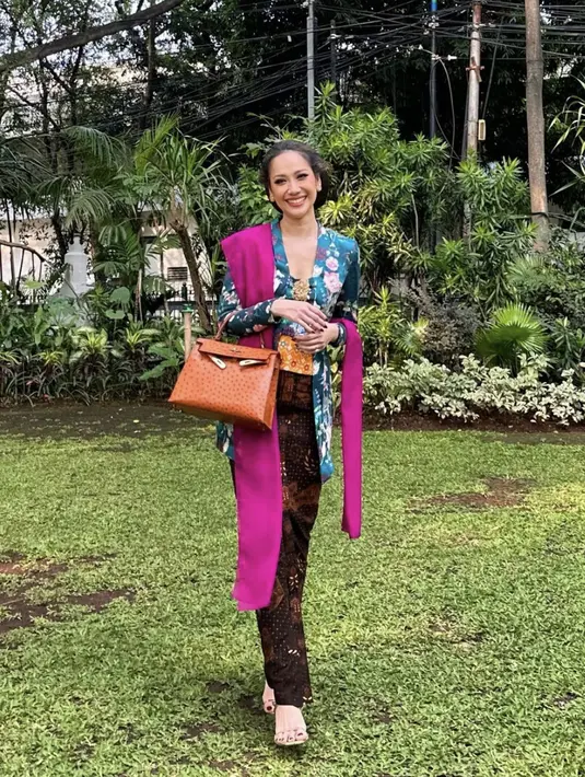 BCL tampil memukau dalam balutan kebaya. Ragam kreasi dengan motif seru membuat gayanya begitu memukau. [Foto: Instagram/ Bclsinclair]