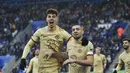 Gelandang Chelsea, Mateo Kovacic (kanan) diberi selamat oleh rekan setimnya Kai Havertz setelah mencetak gol ke gawang Leicester City pada pertandingan lanjutan Liga Inggris di stadion King Power di Leicester, Inggris, Minggu (12/3/2023). Chelsea menang atas Leicester City dengan skor 3-1. (AP Photo/ Rui Vieira)