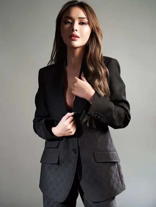 Amanda Manopo tiru gaya Hong Hae In yang kerap kenakan setelan blazer di drakor Queen of Tears [@winstongomez]