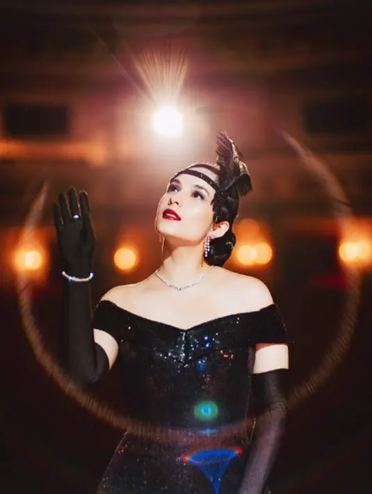 Dipulas MUA ternama Ryan Ogilvy, Chelsea Islan tampil dengan smokey eye dan lipstik merah bold [@chelseaislan]