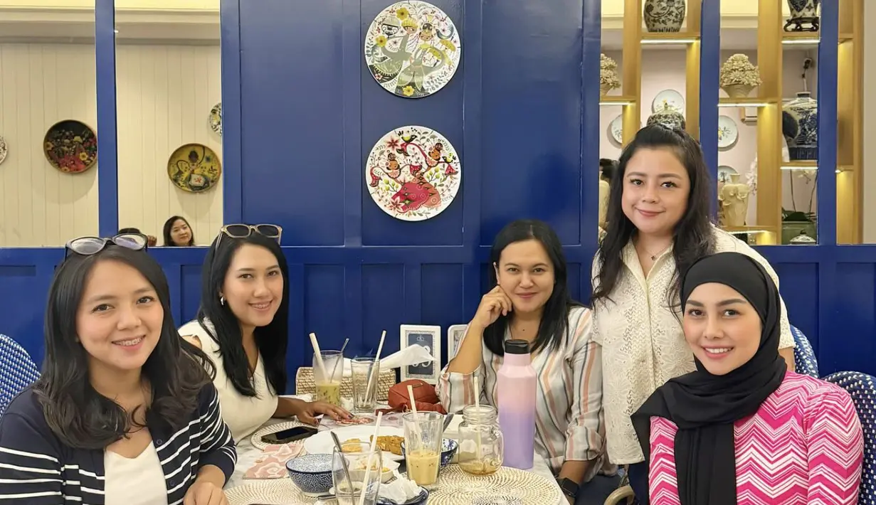 Tampilannya begitu chic dengan blouse pink disertai hijab pashmina yang dikenakannya.  [Foto: Instagram/ Nisya Ahmad]