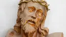 Patung Yesus dari kayu disimpan di bengkel Arte Martinez, Horche, Spanyol, Senin (29/3/2021). Untuk dua tahun berturut-turut, Spanyol harus membatalkan prosesi Minggu Paskah untuk membantu menghentikan penyebaran COVID-19. (AP Photo/Bernat Armangue)