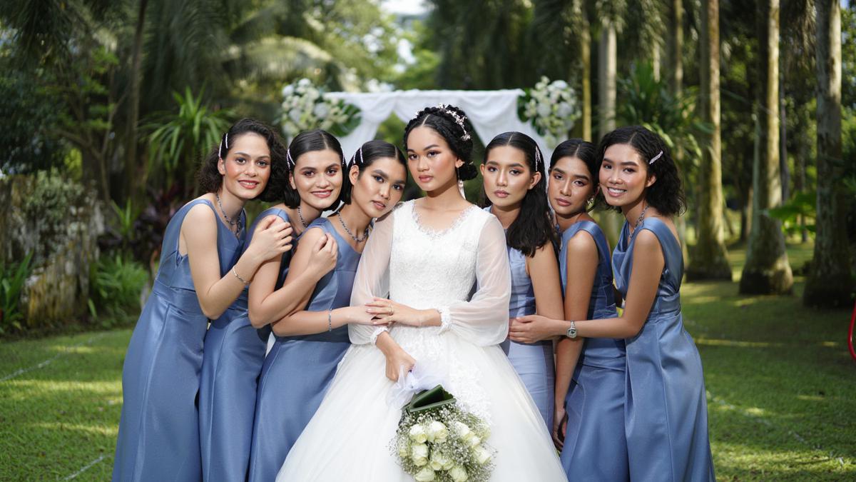 6 Model Baju Bridesmaid dengan Warna Lembut yang Bikin Aura Pengantin Makin Bersinar