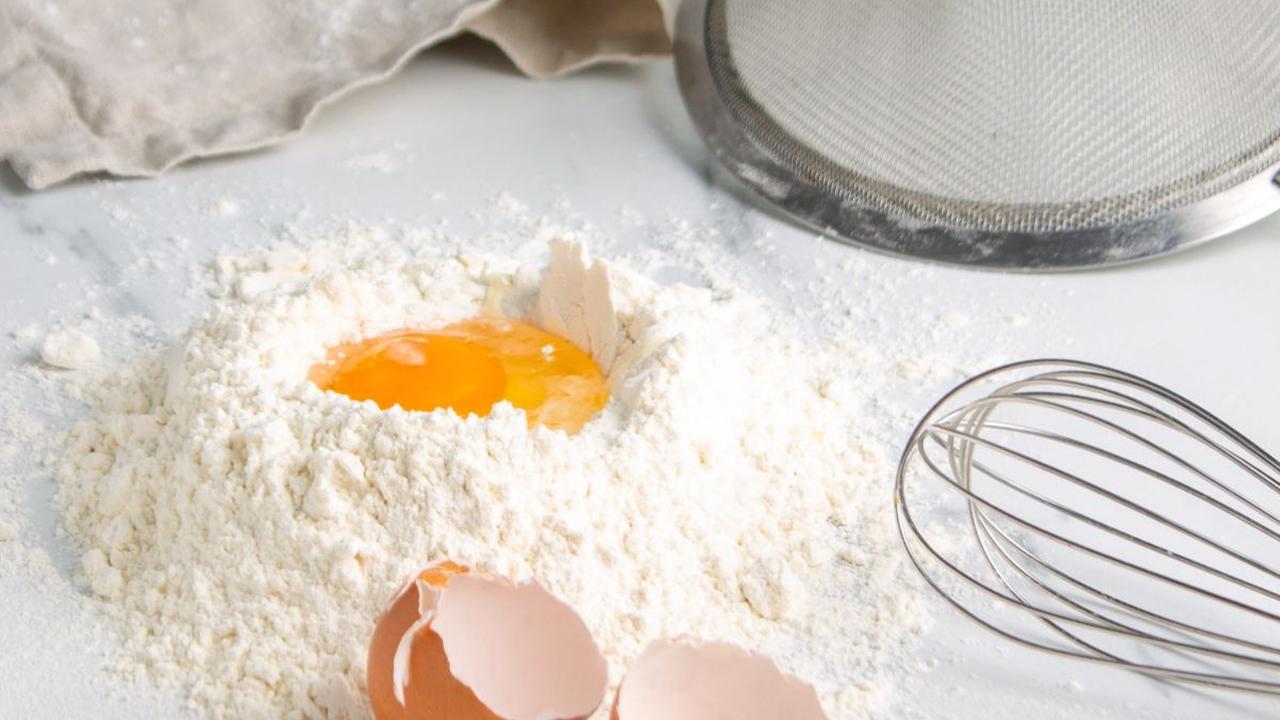 Makanan ringan tradisional khas Nusantara seolah tak ada habisnya. Salah satu yang patut Anda ketahui adalah gandasturi. Gandasturi adalah gorengan manis yang terbuat dari kacang hijau yang telah ditumbuk dan dibentuk bulat pipih, dan kemudian digoreng. 