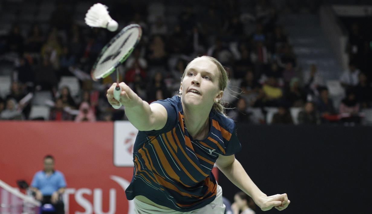 Ganda putri Jerman, Linda Efler, berusaha mengembalikan kok saat melawan ganda Malaysia pada Indonesia Masters 2019 di Istora Senayan, Jakarta, Selasa (22/1). Seidel / Efler gagal lolos ke babak kedua. (Bola.com/M. Iqbal Ichsan)