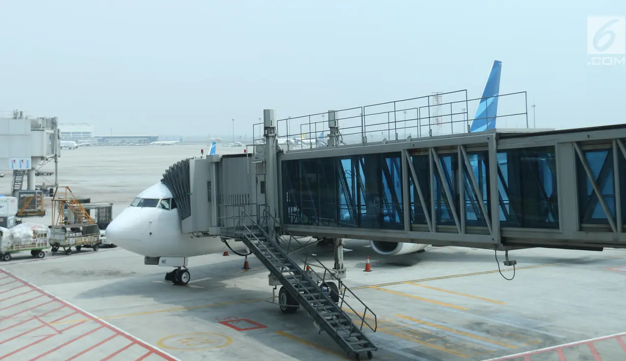 Pesawat Garuda Indonesia terparkir di Terminal 3 bandara Soekarno Hatta, Tangerang, Banten, Rabu (24/7/2019). Aturan ini merevisi kebijakan sebelumnya yang berupa imbauan tidak berfoto untuk para penumpang dan awak kabin. (Liputan6.com/Angga Yuniar)