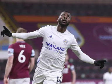 Penyerang Leicester City, Kelechi Iheanacho berselebrasi usai mencetak gol ke gawang Burnley pada pertandingan Liga Inggris di stadion Turf Moor di Burnley, Inggris, Kamis (4/3/2021). Leicester City bermain imbang atas Burnley 1-1. (Alex Pantling / Pool via AP)