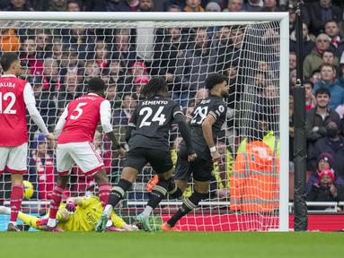 Pemain Bournemouth, Philip Billing (kanan) mencetak gol pertama timnya ke gawang Arsenal pada laga pekan ke-26 Liga Inggris 2022/2023 yang berlangsung di Emirates Stadium, London, Sabtu (04/03/2023). Billing mencatatkan namanya di papan skor ketika laga baru berjalan 9,11 detik. (AP Photo/Kin Cheung)