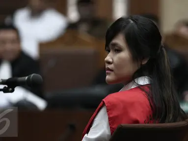 Tersangka pembunuhan Wayan Mirna Salihin, Jessica Wongso mendengarkan jawaban JPU pada sidang di PN Jakarta Pusat, Selasa (21/6). Sidang ini adalah lanjutan dari sidang Rabu (15/6) yang mendengarkan eksepsi kuasa hukum Jessica (Liputan6.com/Faizal Fanani)