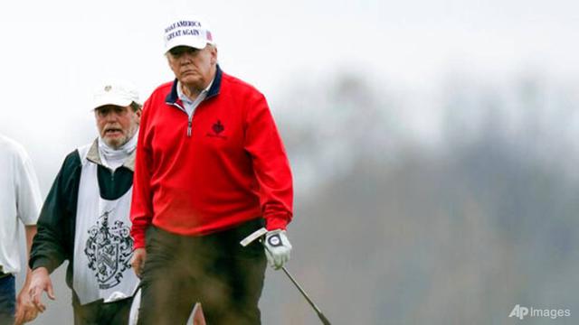 Presiden Donald Trump bermain golf di Trump National Golf Club di Sterling, Va., Sabtu, 21 November 2020. (Foto AP / Manuel Balce Ceneta)
