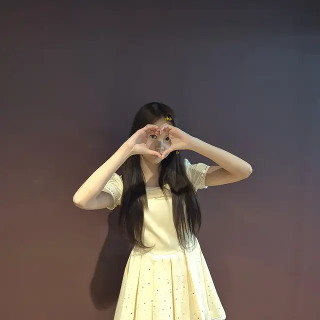 Inspirasi Cheerful Look Ala Carmen H2H (photo by Weverse)