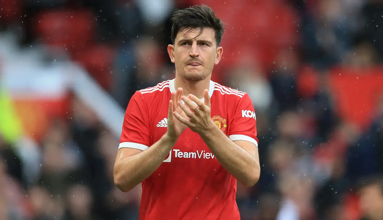 Bek Manchester United, Harry Maguire memberi aplaus kepada fans setelah berakhirnya laga Liga Inggris 2021/2022 menghadapi Everton di Old Trafford Stadium, Manchester (7/8/2021). Harry Maguire yang kini menjalani musim ke-5 bersama MU, hingga kini masih tercatat sebagai pembelian termahal Setan Merah dari sesama klub Liga Inggris saat didatangkan dari Leicester City pada awal musim 2019/2020 dengan mahar senilai 87 juta euro atau kini setara Rp1,4 triliun. (AFP/Lindsey Parnaby)