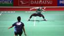 <p>Tunggal putra Malaysia, Leong Jun Hao beradu drive dengan lawannya, wakil Indonesia, Anthony Sinisuka Ginting pada babak 16 besar Indonesia Masters 2024 di Istora Senayan Jakarta, Indonesia, Kamis (25/1/2024). Leong Jun Hao kalah dua gim langsung dengan skor 15-21, 17-21. (Bola.com/M Iqbal Ichsan)</p>