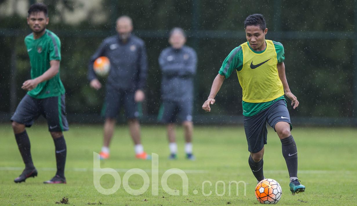 1. Evan Dimas - Sejak memenangi Piala AFF U-19 2013 dirinya kerap disebut sebagai bintang masa depan Indonesia. Gelandang Bhayangkara FC ini juga sudah malang melintang di Timnas senior. (Bola.com/Vitalis Yogi Trisna)