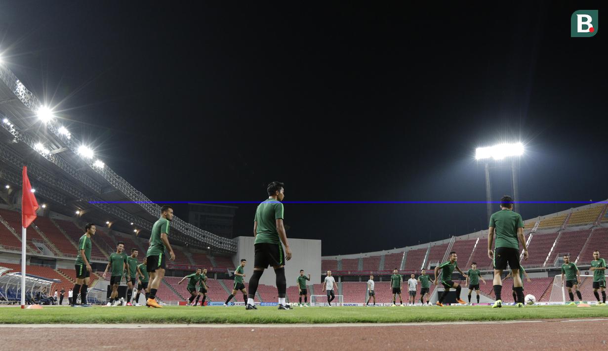 Suasana para pemain Timnas Indonesia saat latihan di Stadion Rajamangala, Bangkok, Jumat, (16/11). Latihan ini persiapan jelang laga Piala AFF 2018 melawan Thailand. (Bola.com/M. Iqbal Ichsan)