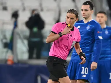 Wasit Prancis, Stephanie Frappart membunyikan peluit untuk memulai pertandingan Grup G Liga Champions antara Juventus vs Dynamo Kiev di Allianz Stadium, Kamis (3/12/2020) dinihari WIB. Frappart menjadi wasit perempuan pertama yang memimpin pertandingan Liga Champions men’s team. (Vincenzo PINTO/AFP)