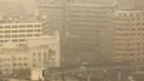 Pemandangan yang terlihat saat badai pasir menerjang kota Kairo, Mesir, 8 September 2015. Badai pasir besar melanda Timur Tengah, menewaskan 2 orang dan ratusan orang dirawat di rumah sakit di Lebanon. (REUTERS/Mohamed Abd El Ghany)