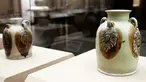 Sejumlah benda yang dipertunjukkan dalam pameran bertajuk "Era Baoli: Harta Karun dari Koleksi Bangkai Kapal Tang" di Shanghai, China pada 14 September 2020. Total 248 buah (kelompok) relik budaya dipertunjukkan dalam pameran yang akan berlangsung hingga 10 Januari 2021 itu. (Xinhua/Ren Long)