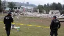 Sebuah rumah yang digunakan sebagai gudang kembang api di negara bagian Puebla, Meksiko, meledak, Selasa (9/5). Sedikitnya 14 orang, termasuk 11 anak-anak, tewas dan sejumlah lainnya terluka dalam ledakan tersebut. (JOSE CASTAÑARES/AFP)