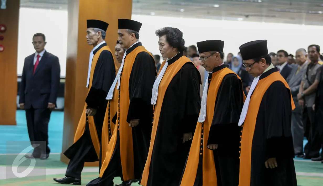 Enam Hakim Agung baru saat mengikuti pelantikan yang dipimpin Ketua Mahkamah Agung (MA) Muhammad Hatta Ali di Gedung sekretariat MA, Jakarta, Rabu (5/8/2015).  (Liputan6.com/Faizal Fanani)