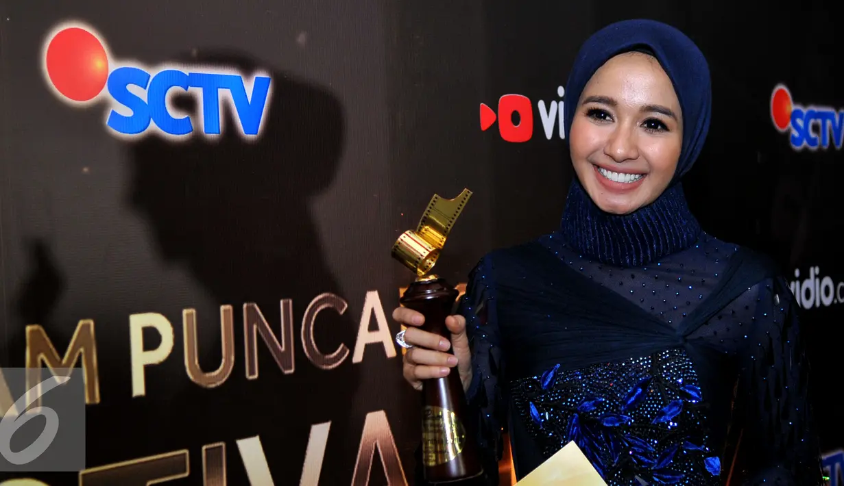 Laudya Cynthia Bella mendapat penghargaan sebagai Pemeran Utama Wanita Terpuji FFB 2015 dalam film berjudul Surga Yang Tak Dirindukan, Bandung, Sabtu (13/9/2015). (Liputan6.com/Faisal R Syam)