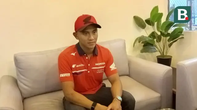 Pembalap Honda Team Asia, Mario Suryo Aji saat berbincang dengan media di Jakarta hari Selasa (09/06/2026). (Muhammad Iqbal Ichsan/Bola.com)