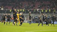 Para pemain Inter Milan melakukan selebrasi usai pertandingan melawan Lazio pada laga Serie Italia di Stadion San Siro, di Milan, Italia, Senin (10/1/2022). Inter Milan unggul satu angka dari AC Milan yang sudah bermain satu laga lebih banyak. (AP Photo/Antonio Calani)