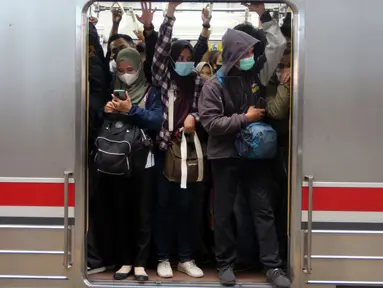 Penumpang KRL Jabodetabek saat menunggu KRL Commuterline di Stasiun Manggarai, Jakarta Pusat, Rabu (31/5/2023). (Liputan6.com/Johan Tallo)