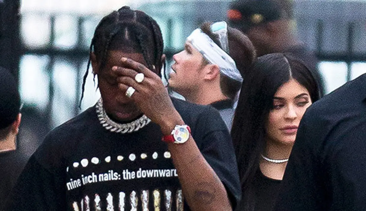 Namun ternyata, salah seorang sumber yang merupakan orang terdekat keluarga Kardashian mengungkap segalanya. Ia mengatakan, benar adanya jika Kylie da Travis saat ini tidak bersama, namun bukan bearti putus. (Doc: Hollywoodlife.com)