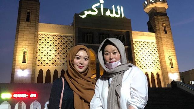 Berkunjung Pertama Kali, Ini 6 Momen Ayana Moon Ajak Ibunda ke Masjid
