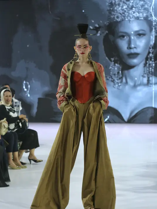 Karya Denny Wirawan ini mengangkat batik Kudus dalam format ready to wear deluxe dan ready to wear premium. [Foto: Document/FIMELA]