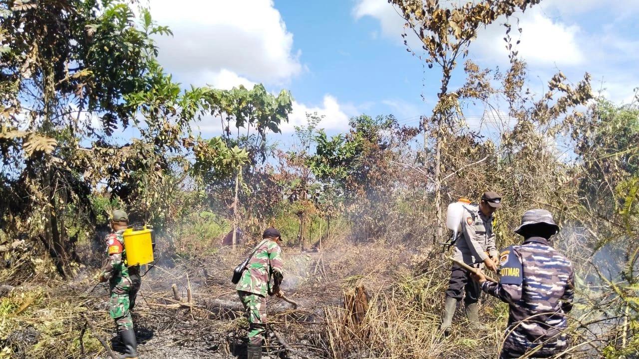 FOTO: TNI AL Tangani Kebakaran Lahan di Perbatasan Sambas