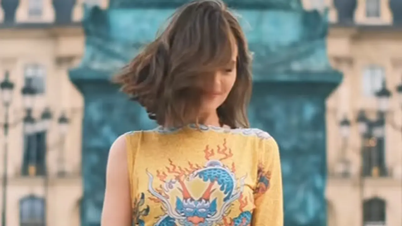 6 Gaya Berkelas Cinta Laura Kiehl di Paris, Tampil Vibrant dengan Padukan Brand Lokal dan Tas Branded Luar Negeri