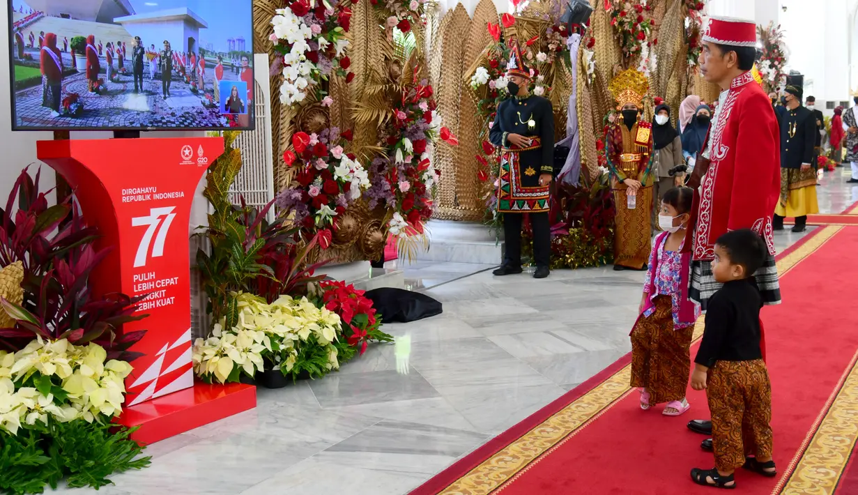 Presiden Joko Widodo ditemani cucunya, Sedah Mirah dan Panembahan Al Nahyan Nasution memandangi layar monitor yang memperlihatkan kirab budaya di Monumen Nasional menjelang Upacara Peringatan Detik-Detik Proklamasi Kemerdekaan ke-77 Republik Indonesia di Istana Merdeka, Jakarta, Rabu (17/8/2022). (Foto: Muchlis Jr - Biro Pers Sekretariat Presiden)