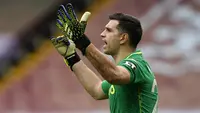 Emiliano Martinez. Kiper asal Argentina berusia 28 tahun yang memperkuat Aston Villa ini sukses membuat 133 saves dalam 36 penampilannya musim ini. Kiper buangan Arsenal ini seakan ingin membuktikan ketangguhannya kepada mantan klubnya yang telah keliru menyia-nyiakannya. (AFP/Tim Keeton/Pool)