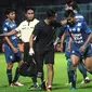 Pemain Arema FC, Andrianto, saat mendapat perawatan setelah mengalami cedera pada laga kontra Bhayangkara FC. (Bola.com/Iwan Setiawan)