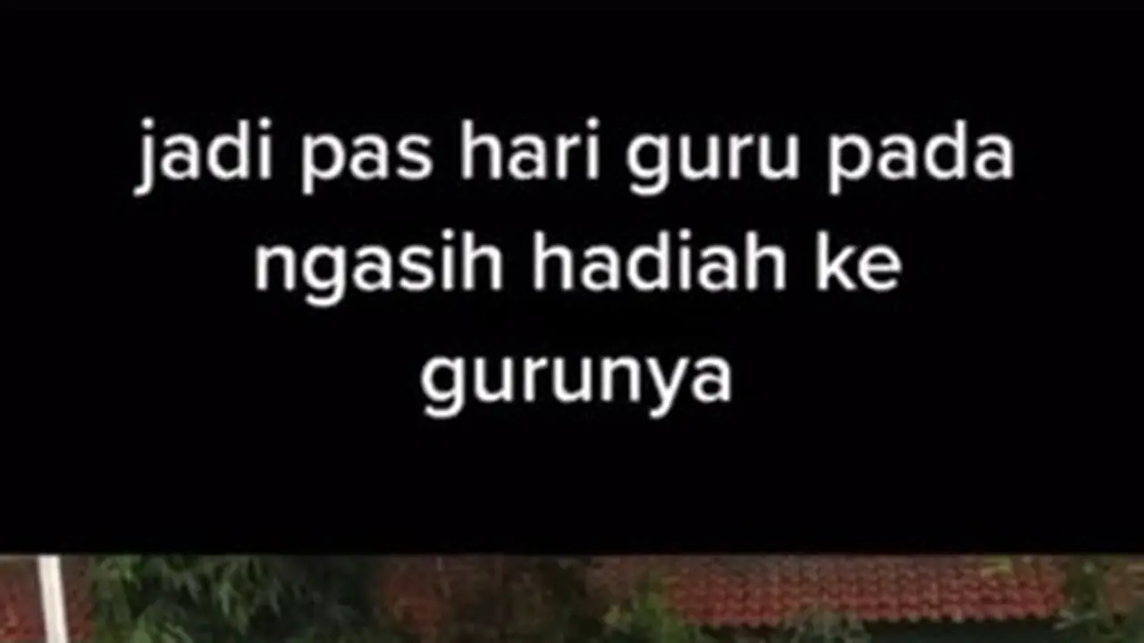 Hari Guru, Viral Siswa Ini Berikan Hadiah Tak Biasa Kepada Wali Kelasnya