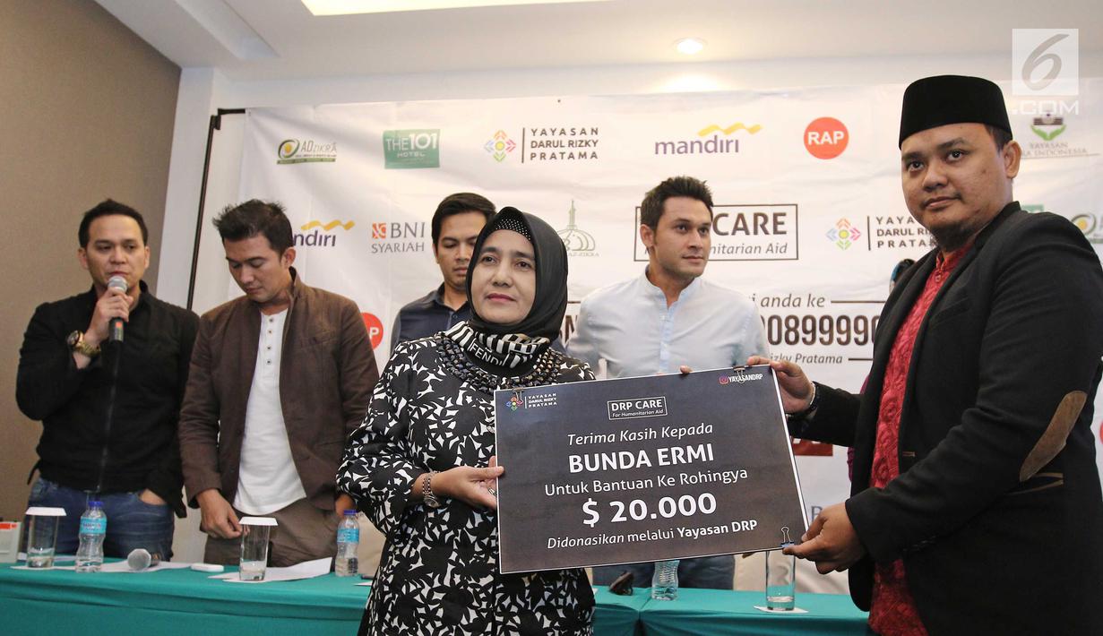 Ketua Pembina Yayasan Darul Rizky Pratama, Ermi Yusfa secara simbolis sumbangan saat penggalangan dana untuk Rohingya di kawasan Dharmawangsa, Jakarta, Senin (18/09). (Liputan6.com/Herman Zakharia)
