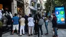 Turis asing, terutama dari Arab Saudi, mengantre di luar toko barang mewah Louis Vuitton di Istanbul, 13 Agustus 2018. Para turis memborong banyak barang-barang mewah, sebelum penjual menaikkan harga untuk memperhitungkan devaluasi lira. (AFP/Yasin AKGUL)