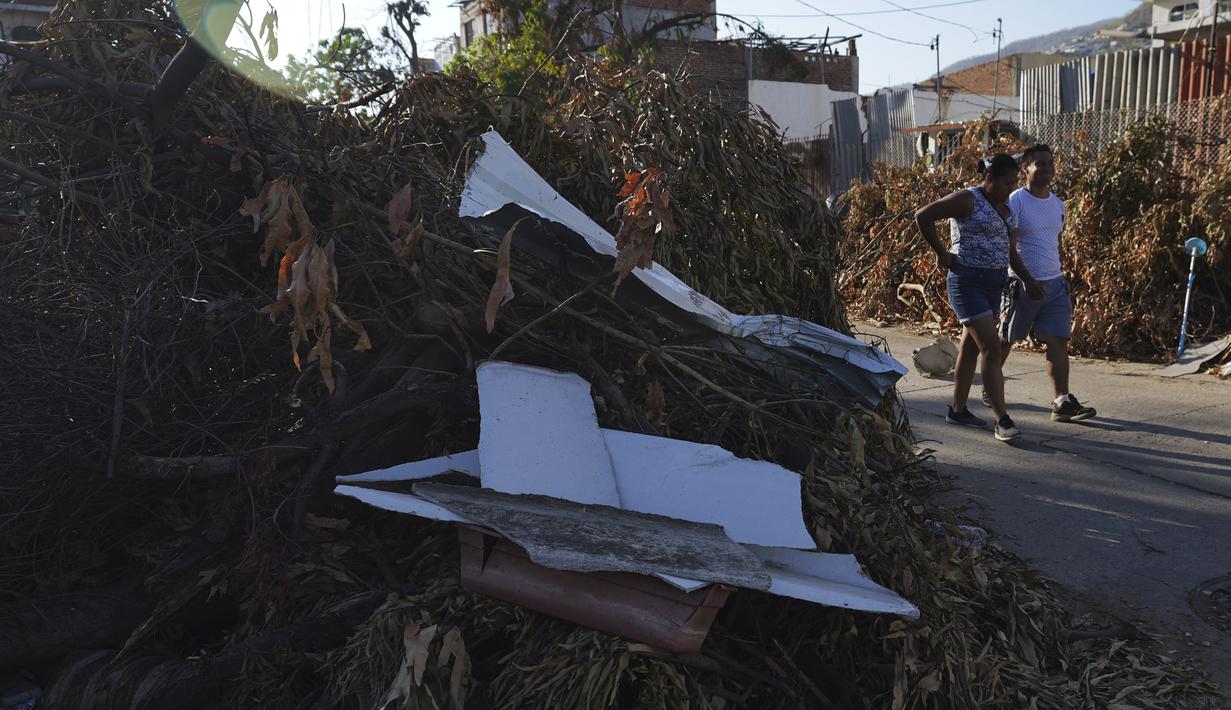Papan-papan di sekitar kota bertuliskan "makanan gratis". Antrean terjadi di mana-mana: untuk mendapatkan air, makanan, dan akses ke apotek. (AP Photo/Marco Ugarte)