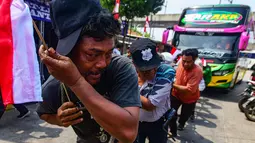 Peserta mengikuti lomba menarik bus di Terminal Lebak Bulus, Jakarta, Senin, 17 Agustus 2026. (KLY/ Arie Basuki)