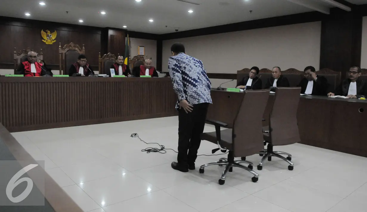 Panitera Pengadilan Negeri Jakarta Pusat, Edy Nasution sebelum menjalani sidang di Pengadilan Tipikor, Jakarta (8/12). Edy Nasution di vonis 5 tahun 6  bulan penjara denda 150 juta atas skandal suap yang dilakukannya. (Liputan6.com/Helmi Affandi)