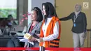 Tersangka Bupati Kutai Kartanegara nonaktif Rita Widyasari meninggalkan Gedung KPK, Jakarta, Kamis (1/2). Rita kembali diperiksa sebagai tersangka dalam kasus dugaan tindak pidana pencucian uang (TPPU). (Liputan6.com/Herman Zakharia)