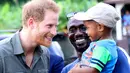 Ini saat Pangeran Harry membuat seorang anak tersenyum saat berkunjung ke Caribbean pada November 2016 lalu. (Chris Jackson/Getty Images/USWeekly)