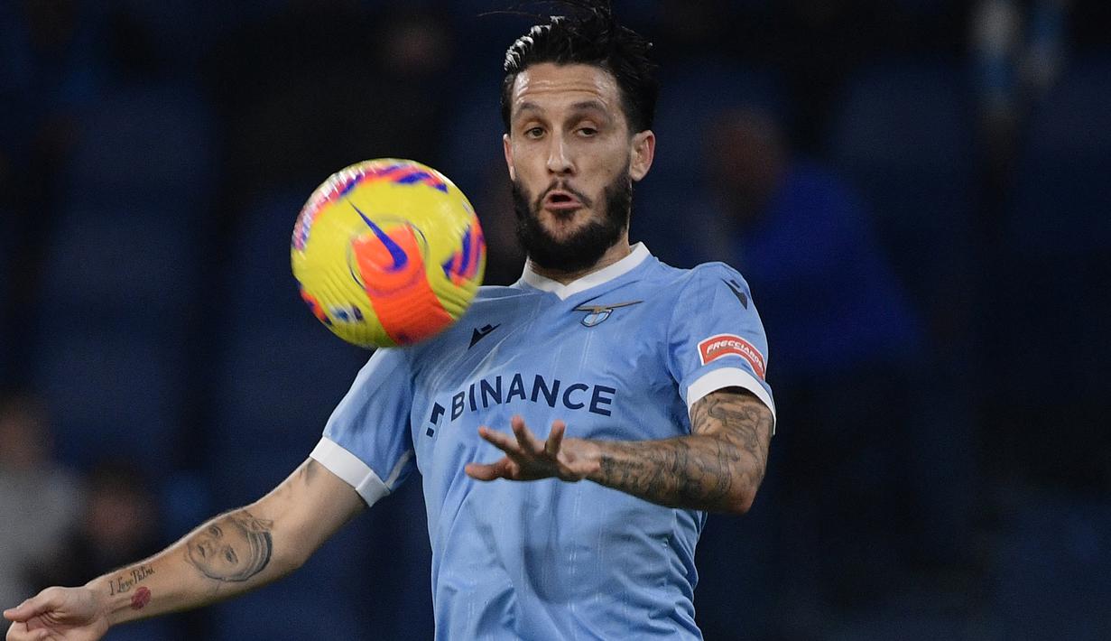 Luis Alberto. Gelandang tengah asal Spanyol berusia 29 tahun yang kini menjalani musim keenamnya bersama Lazio ini kini berbanderol 32 juta euro, mengalami penurunan 8 juta euro dari sebelumnya 40 juta euro. Aksinya di Eropa yang tak sebagus di Liga Italia jadi penyebabnya. (AFP/Filippo Monteforte)