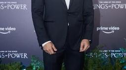 Chicco Jerikho,terlihat di acara gala premier hanya seorang diri, tanpa ditemani istri dan anak. Ia tampil elegan dengan jas dan celana berwarna hitam dipadu dengan kemeja putih. (Foto: Prime Video)